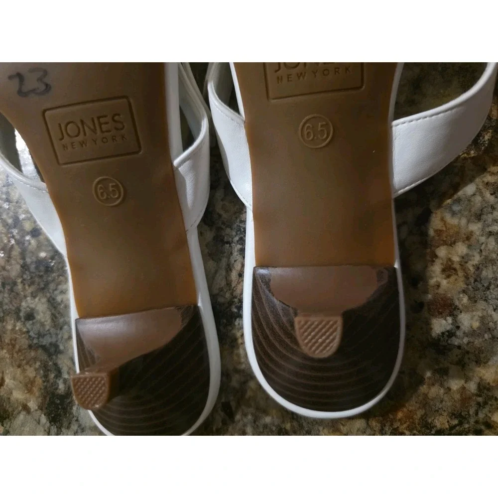 Womens White  Jones New York Slip Ones Lisiana Dress Shoe. Size 6.5.